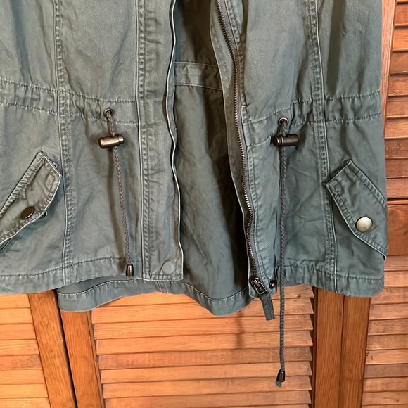 Green Utility Vest - Picture 4 of 6